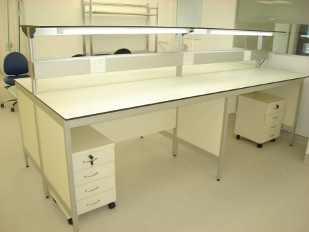 שולחן למעבדה כימית
