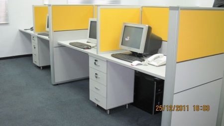 עמדות עבודה עם מחיצות וארגז מגירות