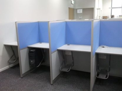 מוקד שירות לקוחות עם מחיצות דקות