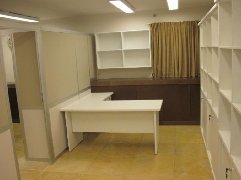 מחיצות למשרדים בחיפוי אקוסטי ובשילוב ריהוט משרדי תואם