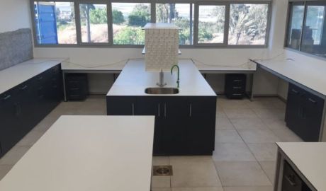 עמדת שטיפה עבור מעבדות