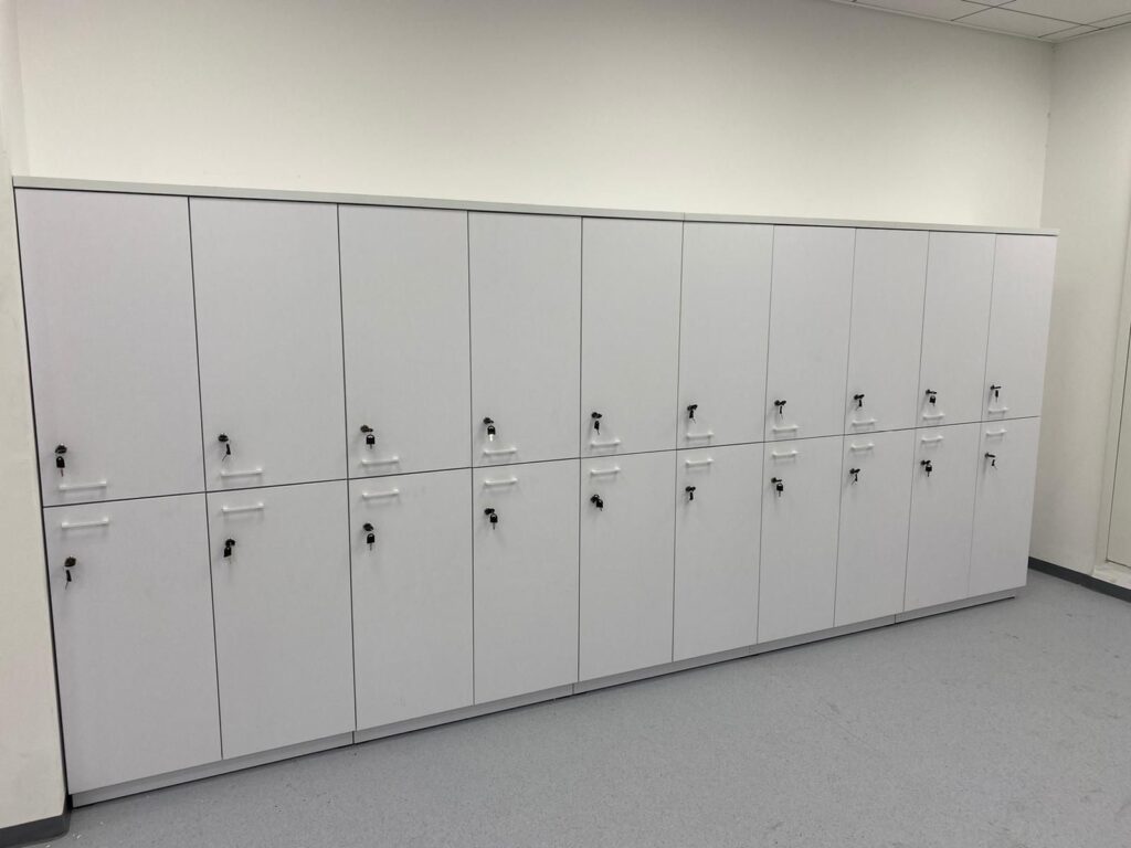 ארונות עם תאים ומנעולים