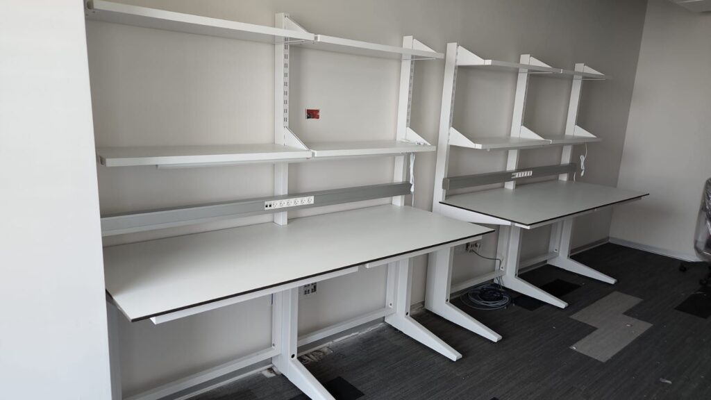 שולחן מעבדה לבן