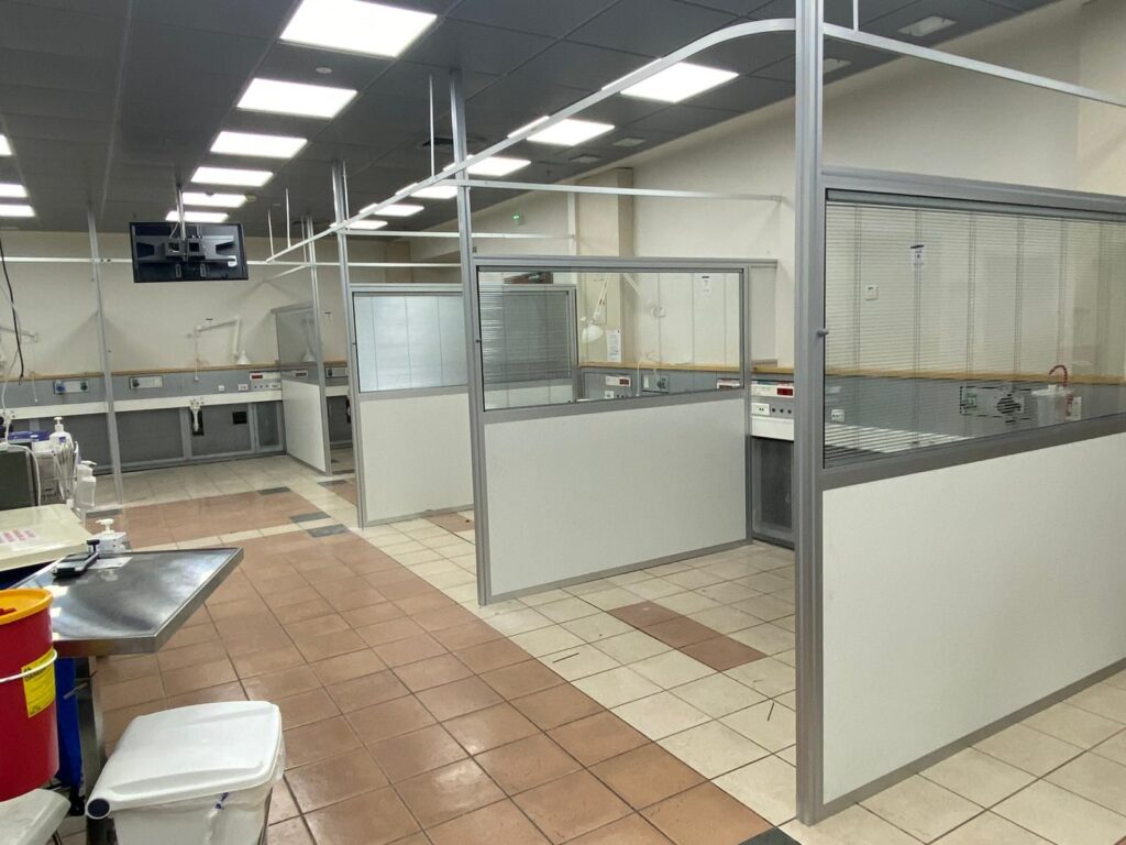 מחיצות קבועות בשילוב פרופיל אלומיניום