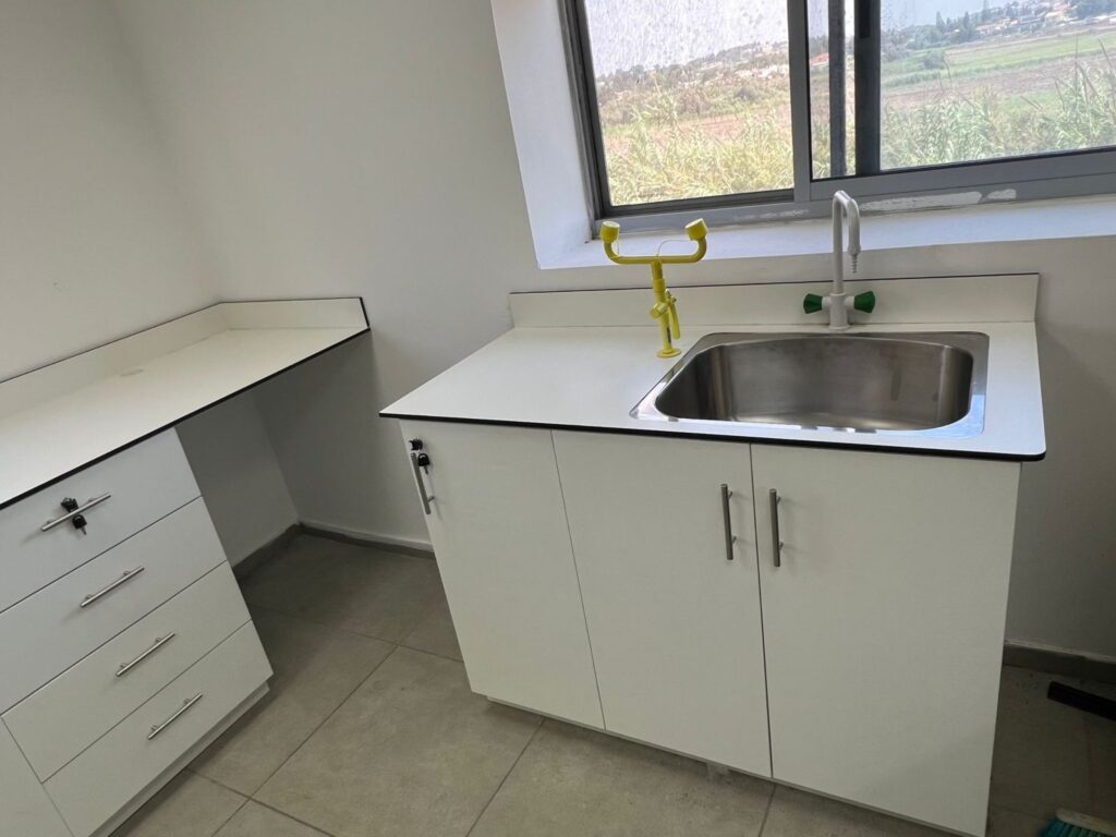 כיור נירוסטה, ברז ומשטפת עיניים