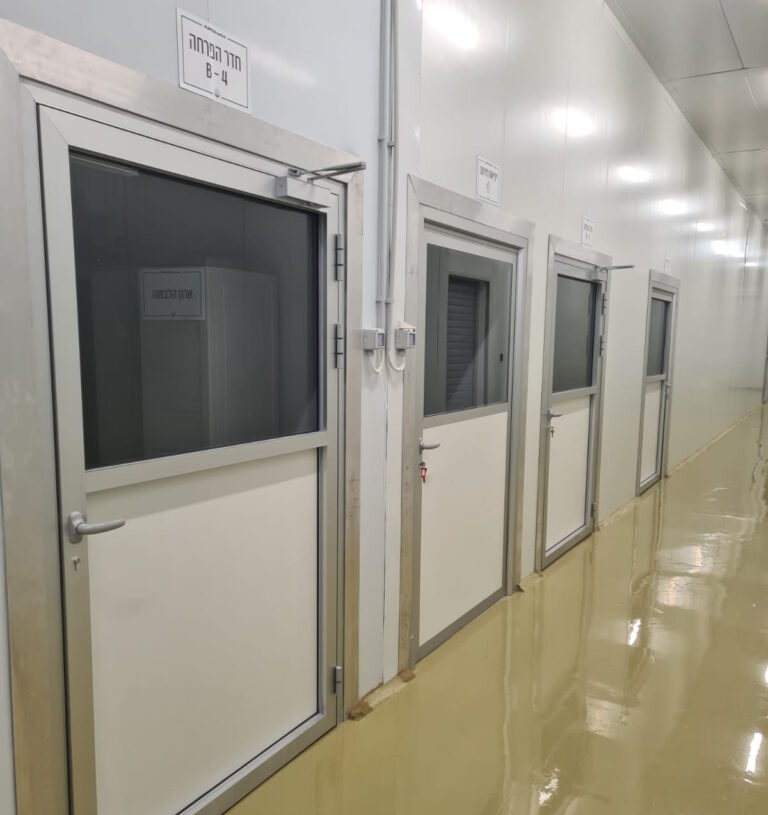 דלתות מעבדה וחדרים נקיים