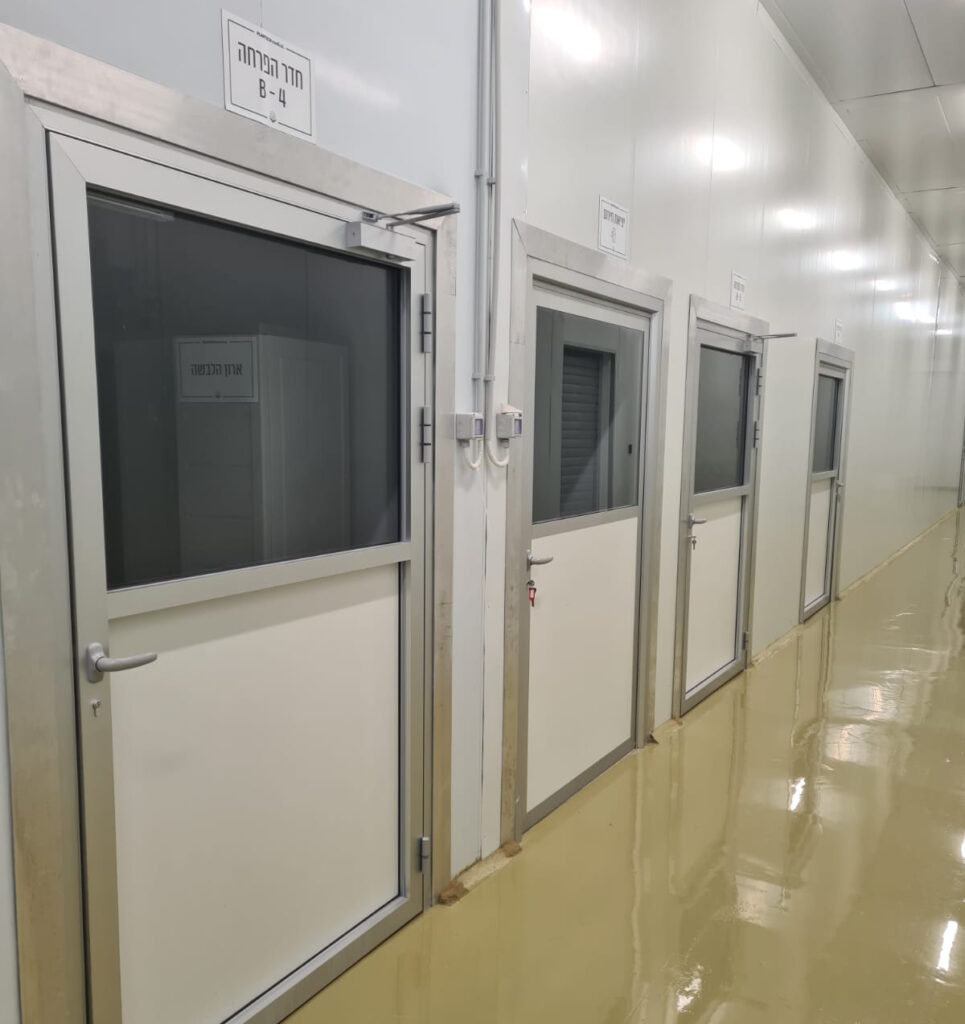 דלתות מעבדה וחדרים נקיים