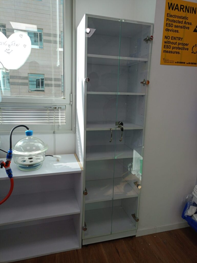 ארונות עץ למעבדה