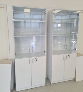 ארונות עץ בשילוב זכוכית למעבדות