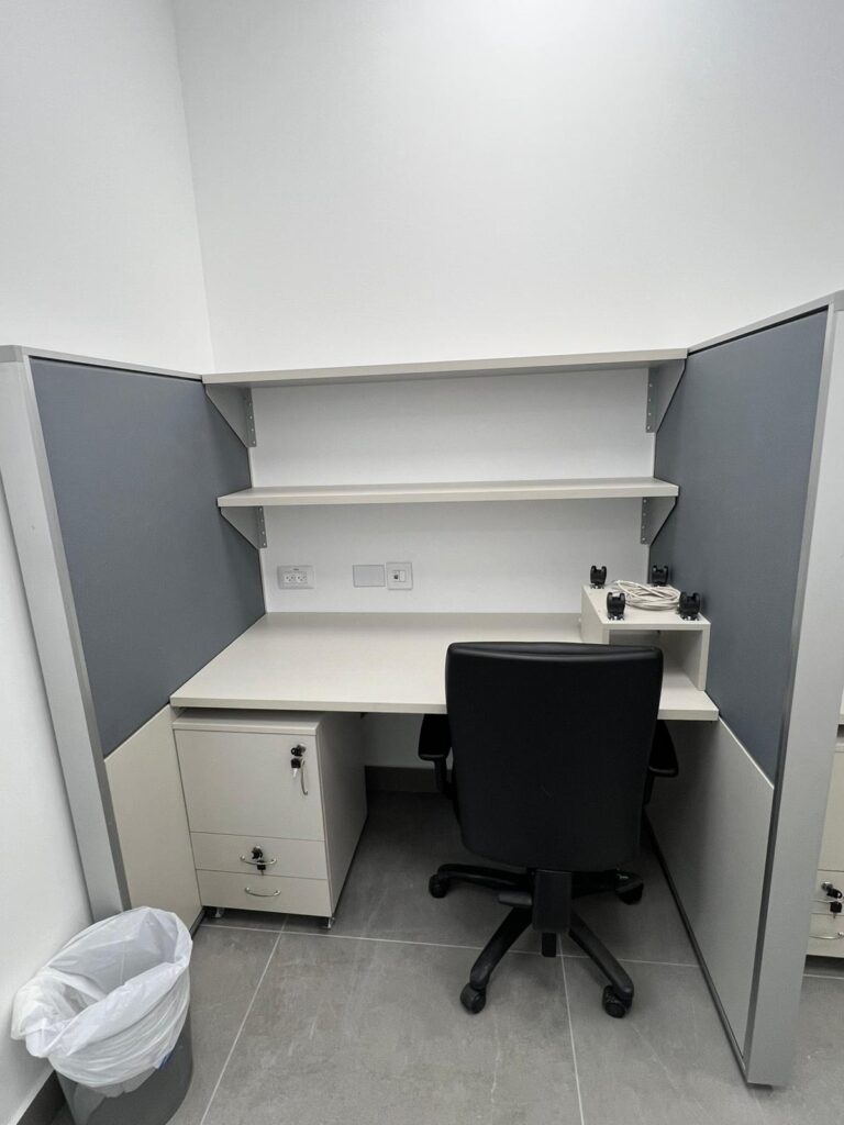 מחיצות עם ריהוט משרדי