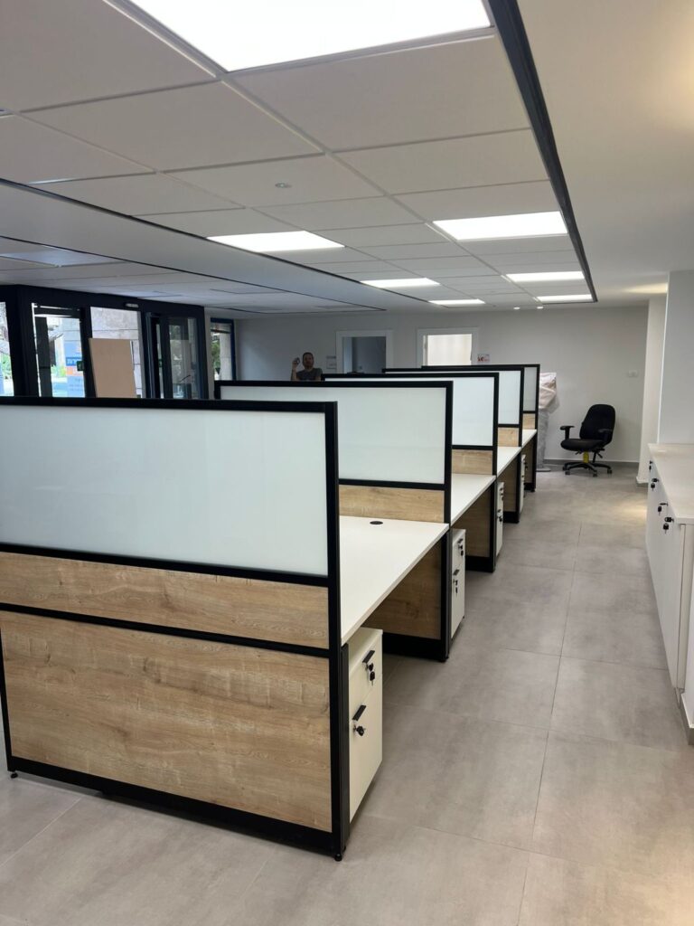 מחיצות זכוכית חלבית